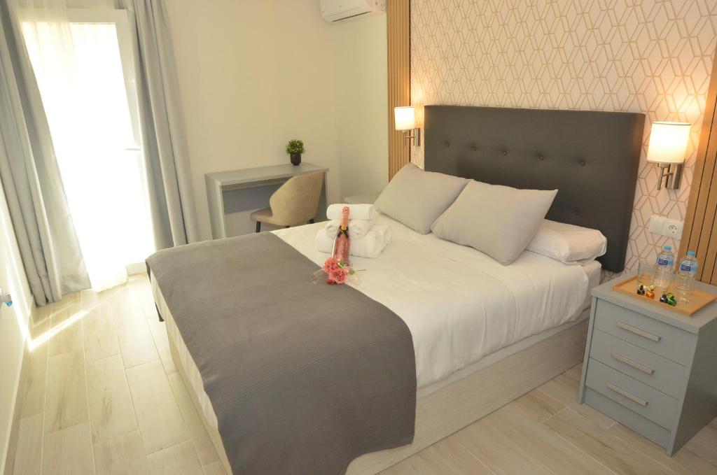Un dormitorio con una cama con una vela. en Alojamiento Beethoven Luxury en Málaga