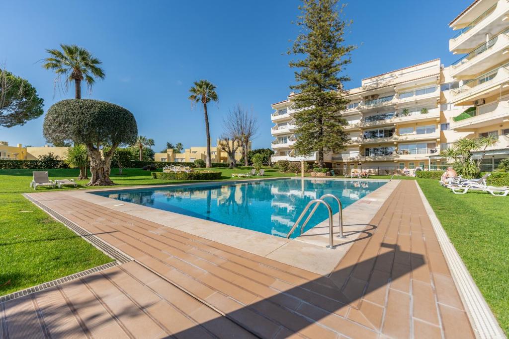 Tasteful 1 BDR Flat W/Balcony & Pool by LovelyStay