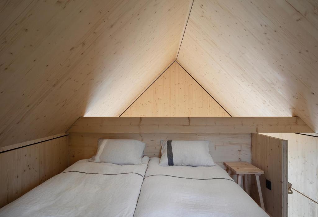 Postel nebo postele na pokoji v ubytování Majamaja Helsinki off-grid retreat