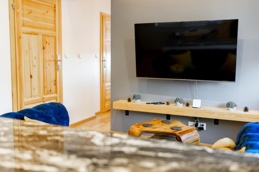 Televízia a/alebo spoločenská miestnosť v ubytovaní Na Bogówce