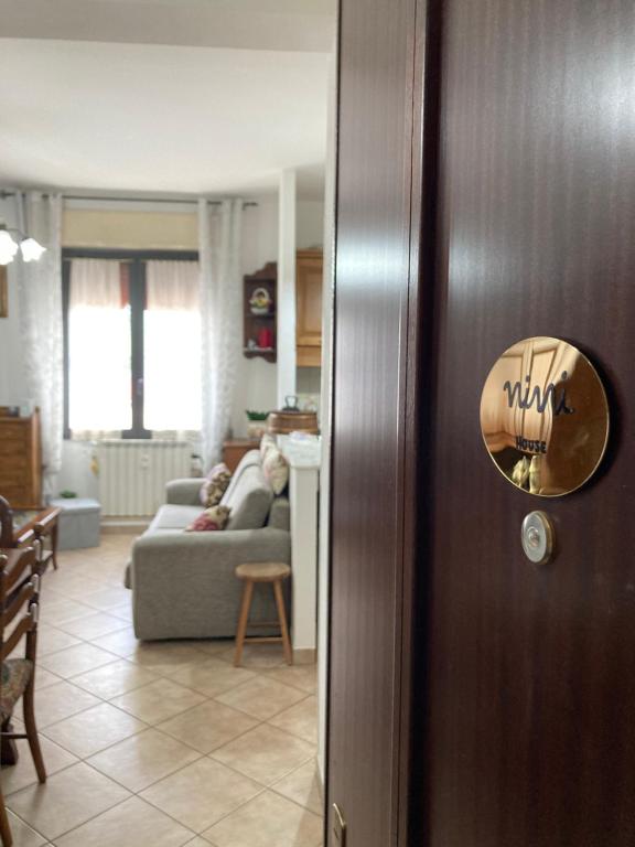 drzwi z napisem w salonie w obiekcie Nini House w mieście Scandicci