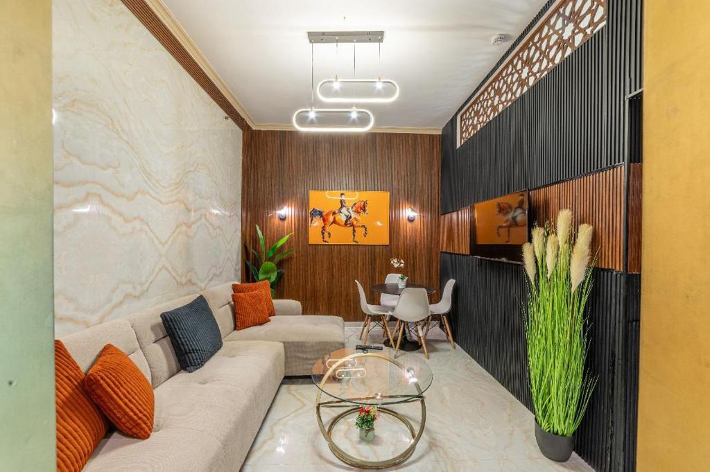 uma sala de estar com um sofá e uma mesa em Royalton - Chic 2BR Marina Pinnacle Apartment with City Views em Dubai