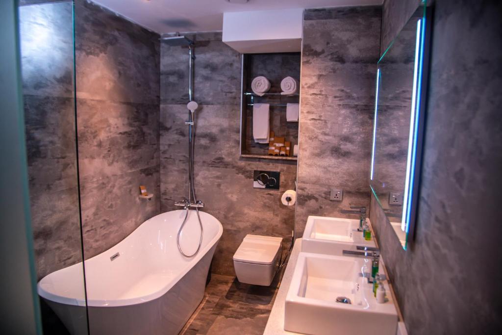 Koupelna v ubytování Golden Tulip Lekki