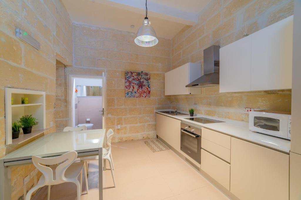 Η κουζίνα ή μικρή κουζίνα στο Typical Maltese town house just outside Valletta