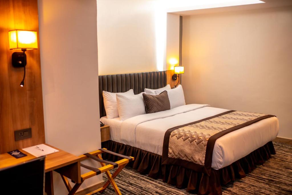 Postel nebo postele na pokoji v ubytování Golden Tulip Lekki