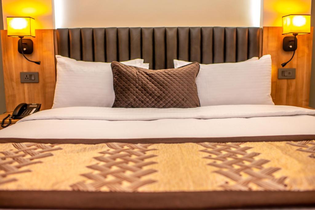 Postel nebo postele na pokoji v ubytování Golden Tulip Lekki