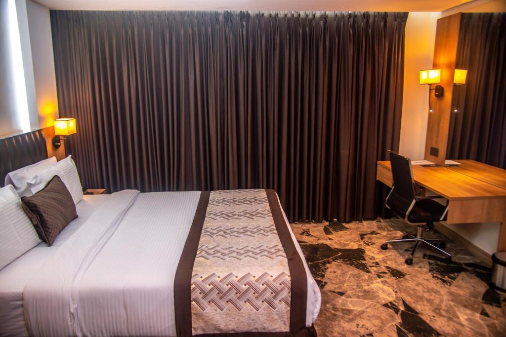 Postel nebo postele na pokoji v ubytování Golden Tulip Lekki