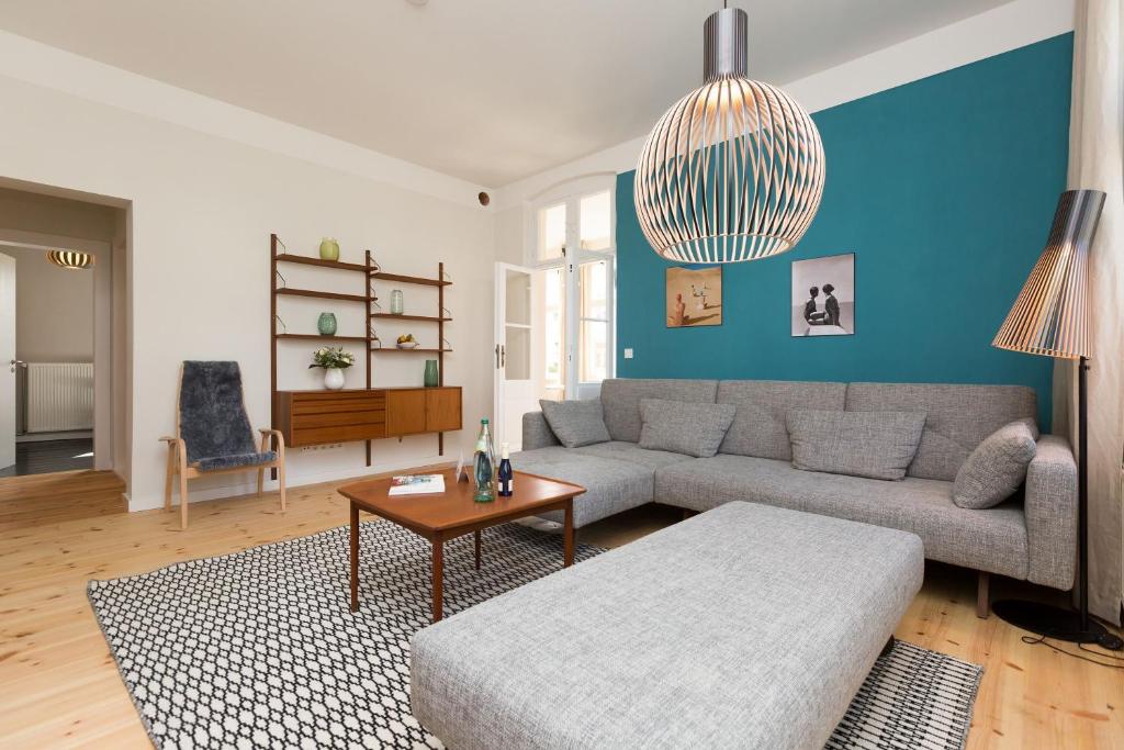 ein Wohnzimmer mit einem Sofa und einem Tisch in der Unterkunft Baltisches Haus, App. 02 in Heringsdorf