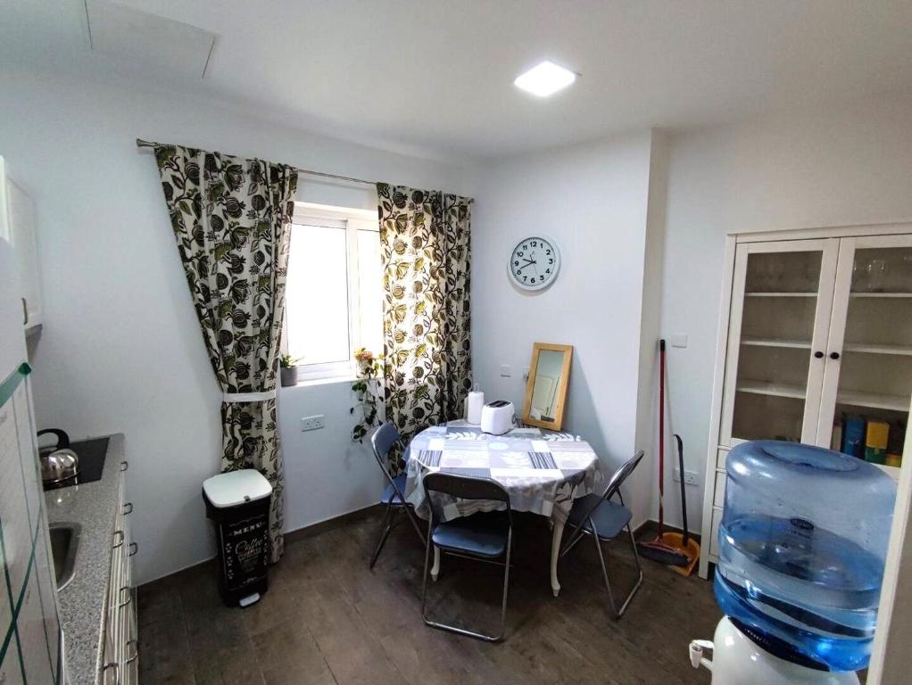 Posezení v ubytování Double bedroom in St Julians in shared house