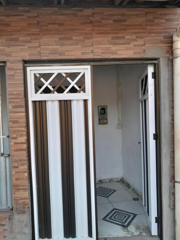 een toegang tot een gebouw met een glazen deur bij Família nunes in Barreirinhas