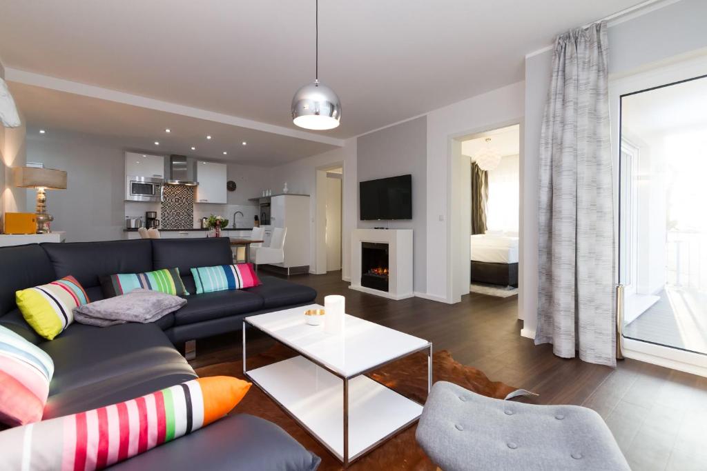 een woonkamer met een bank en een tafel bij Duenenresidenz Heringsdorf App 14 in Bansin