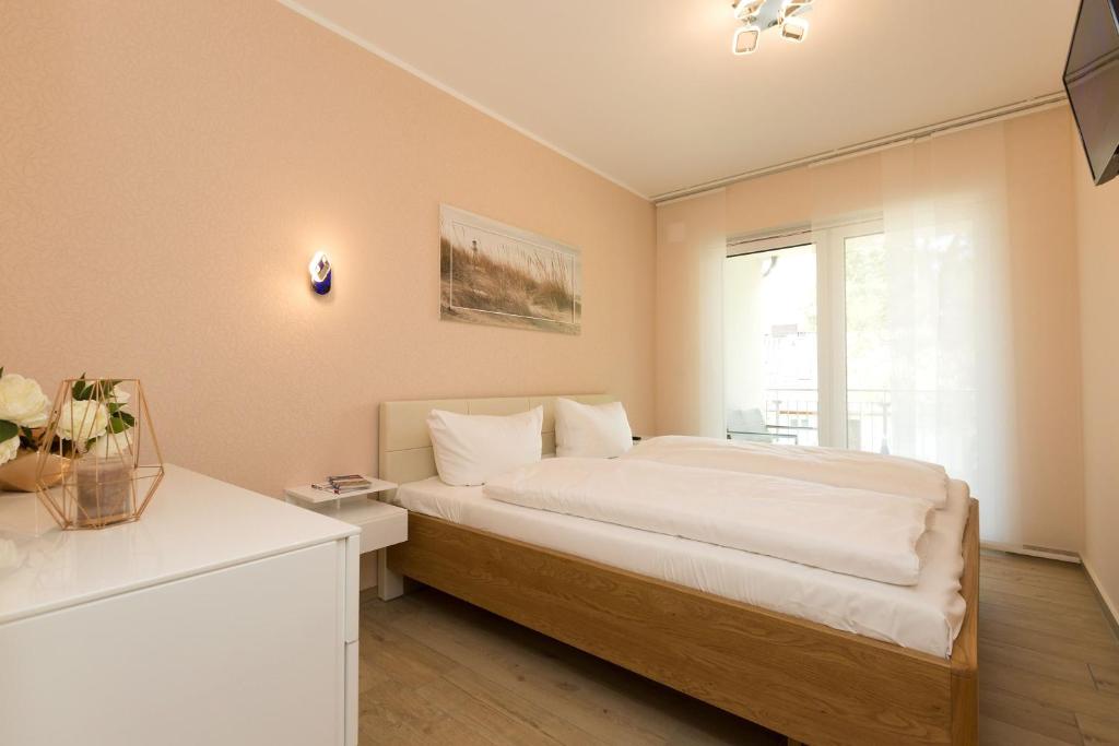 Postel nebo postele na pokoji v ubytování Duenenresidenz Heringsdorf App 09