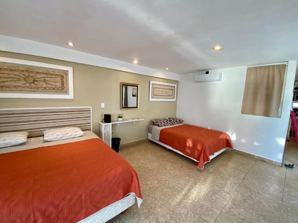 1 dormitorio con 2 camas en una habitación en Skyline Suite, en Playa del Carmen