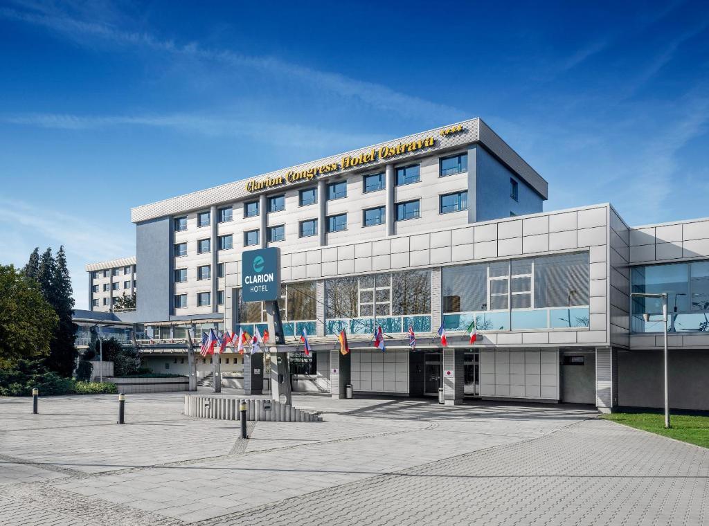 un gran edificio con un cartel encima en Clarion Congress Hotel Ostrava en Ostrava