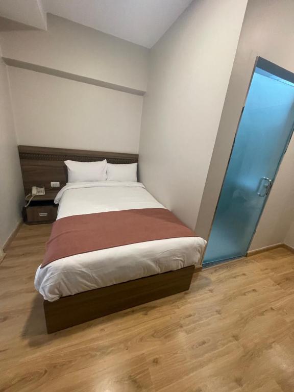 Postel nebo postele na pokoji v ubytování New Lotus Hotel