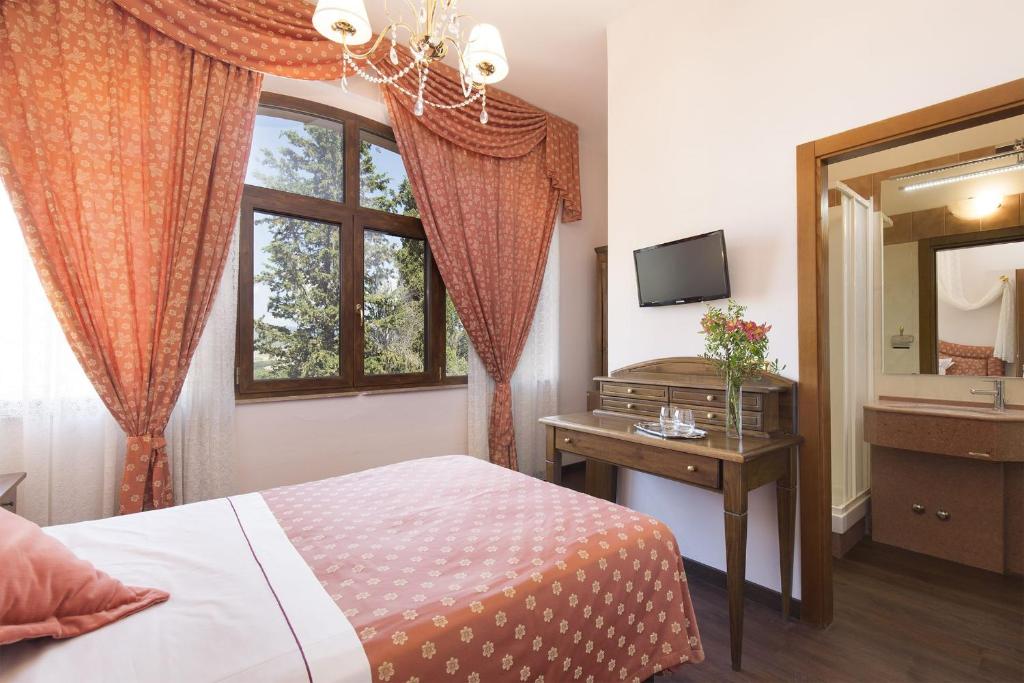 Postel nebo postele na pokoji v ubytování Villa Lecchi Hotel Wellness