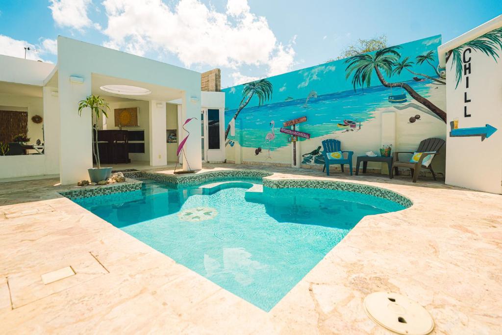 - une piscine au milieu d'une maison dans l'établissement Kas Kanoa Curacao - Flamingo, à Willemstad