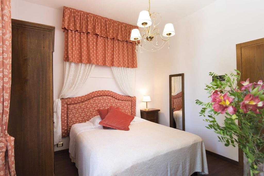 Postel nebo postele na pokoji v ubytování Villa Lecchi Hotel Wellness