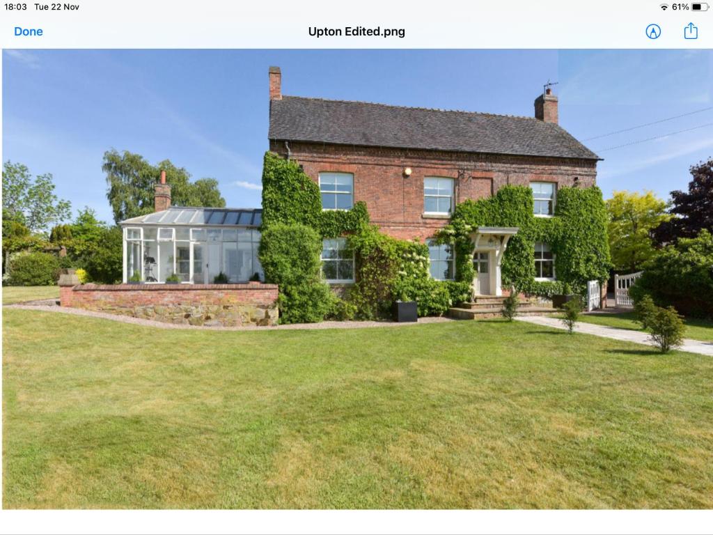 an image of a brick house with a conservatory at Sparkenhoe House in Nuneaton