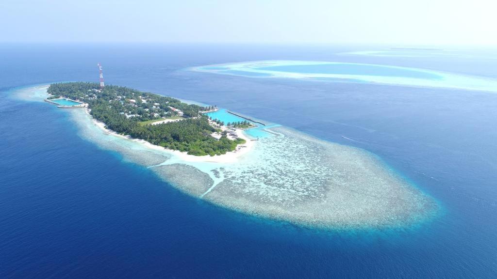 una vista aérea de una isla en el océano en Hanyaa Island Maldives en Hangnaameedhoo