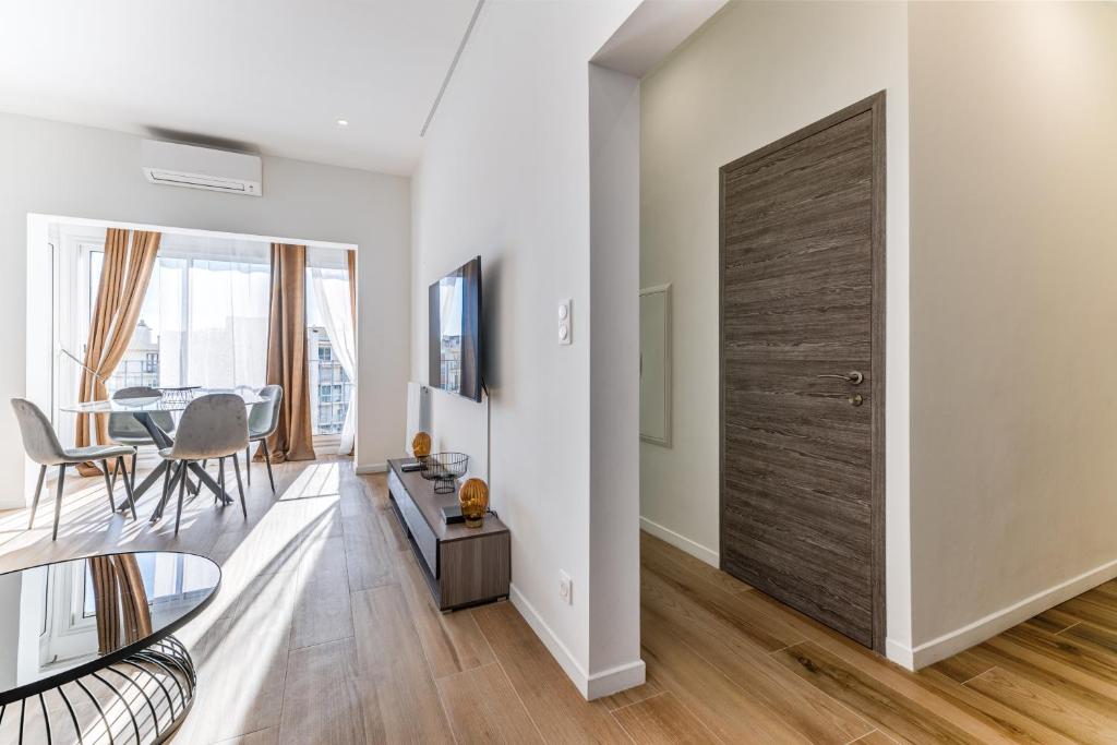 - un salon avec une porte en bois et une table dans l'établissement Les Grands Cèdres - Wifi, AC, Parking, à Nice