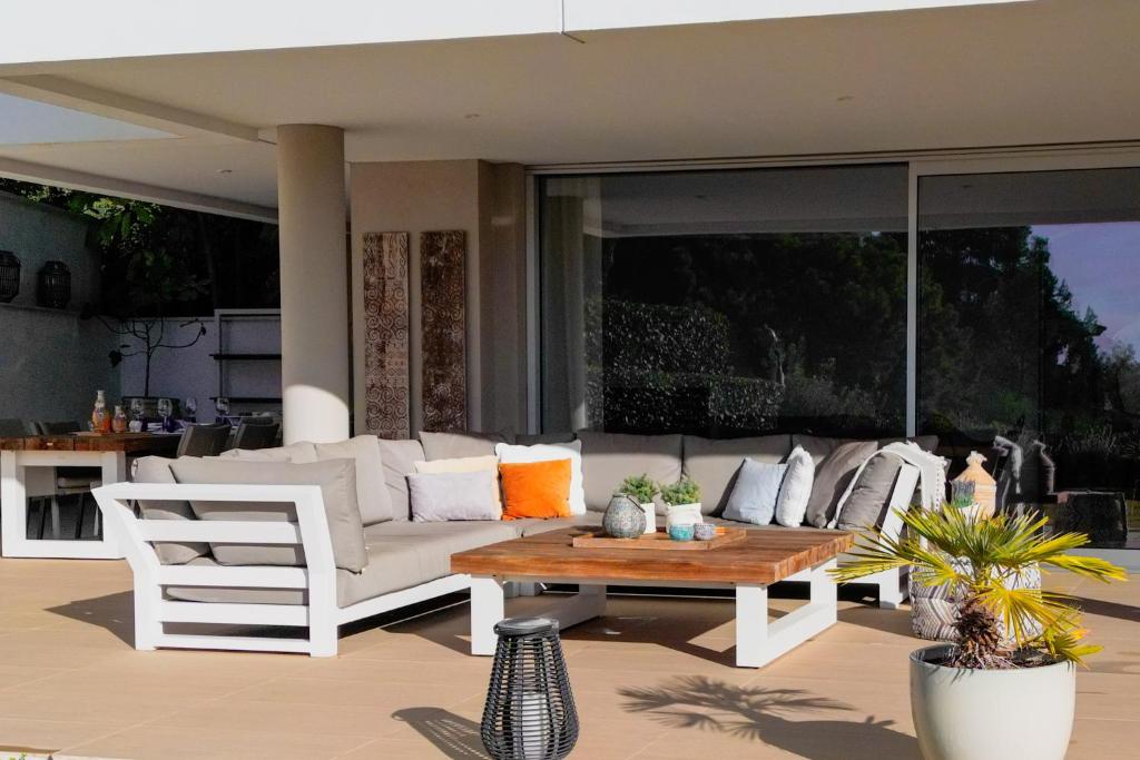 - un salon avec un canapé blanc et une table dans l'établissement Apartment Botanic View, à Benahavís