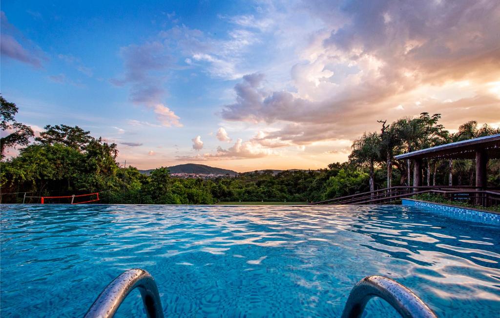 a swimming pool with a view of the mountains at Pousada Cavaleiro dos Pireneus in Pirenópolis