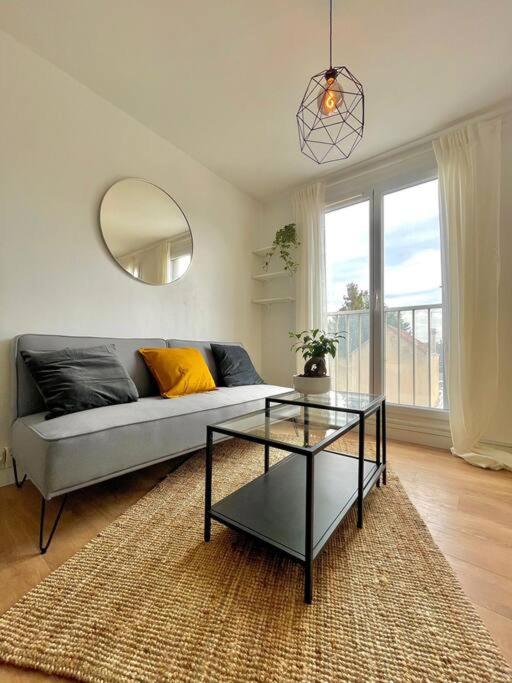 - un salon avec un canapé et une table dans l'établissement Superbe Studio avec parking gratuit sur place, à Paray-Vieille-Poste