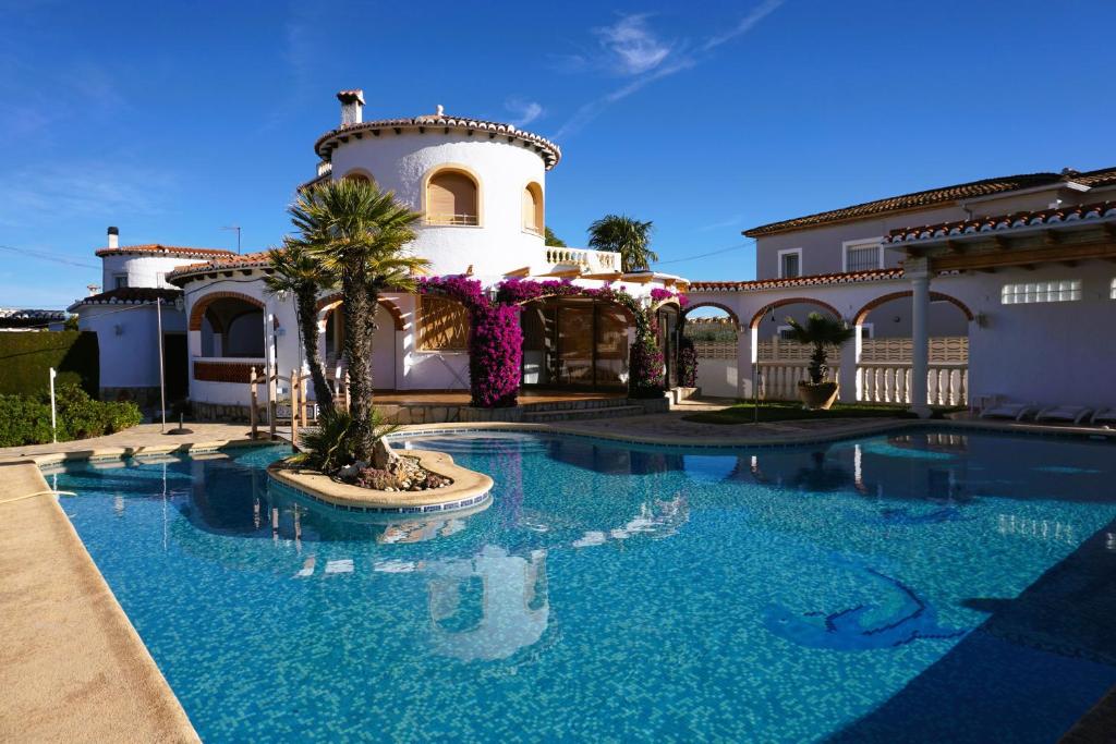een groot zwembad voor een huis bij Villa Mari Locdenia in Denia