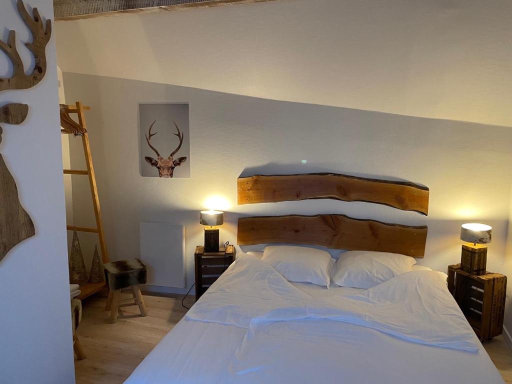 Postel nebo postele na pokoji v ubytování Hôtel Restaurant Domaine De Basil