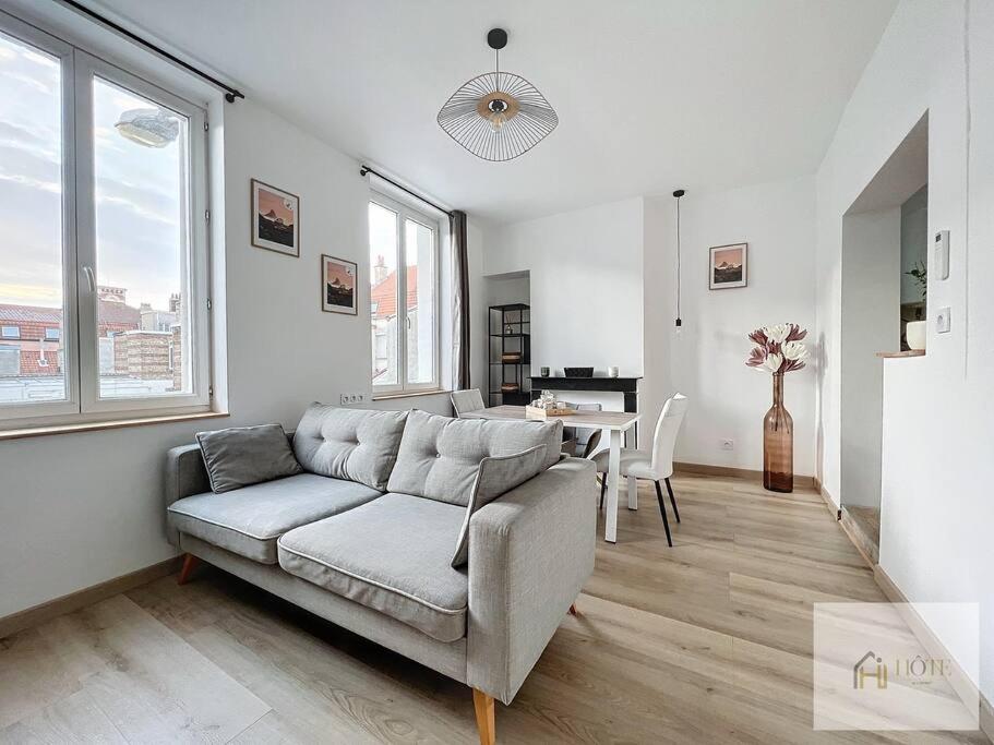 un salon avec un canapé et une table dans l'établissement Appartement place Turenne, à Dunkerque