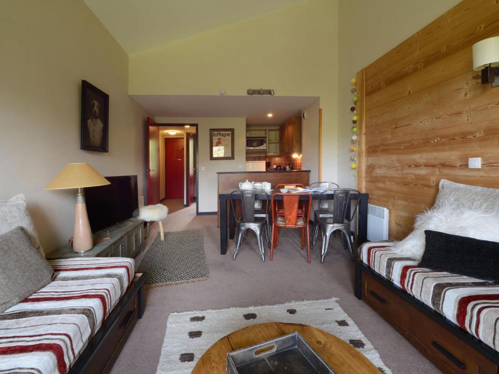 un salon avec un canapé et une table dans l'établissement Appartement rénové 4 pièces, accès direct aux pistes, 8 pers. - FR-1-181-2032, à La Plagne Tarentaise