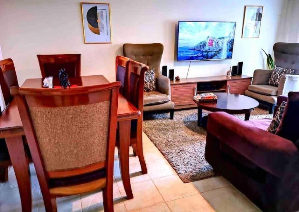 uma sala de estar com um sofá e uma mesa em Gem em Busia
