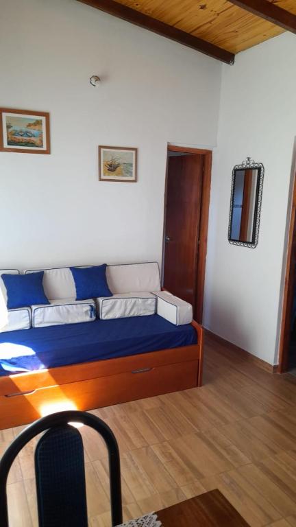 een slaapkamer met een bed met een blauwe matras bij La Familia in Posadas