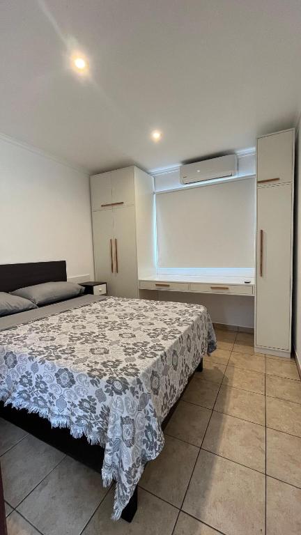 a bedroom with a bed with a white bedspread at Departamento El Caminante in Oberá