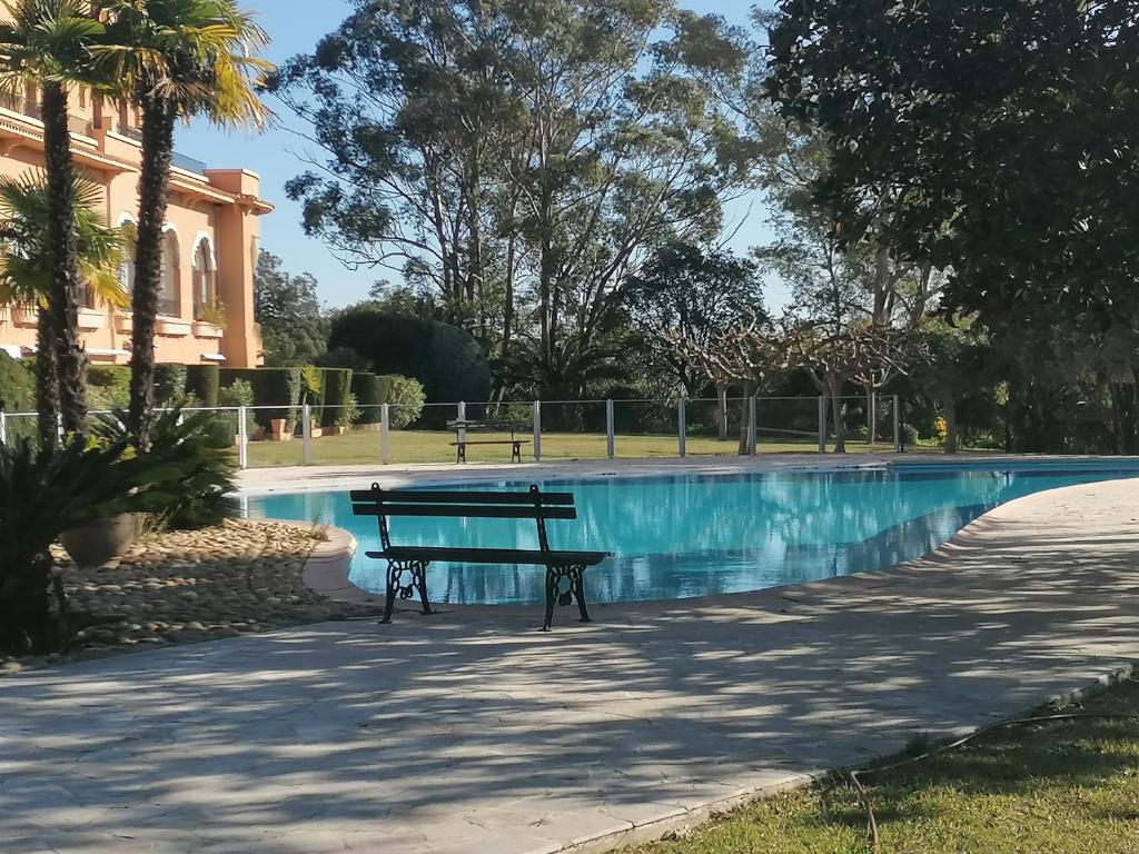- une table de pique-nique près de la piscine dans l'établissement Bel appartement pour 6 personnes avec vue sur le Golfe de St Tropez, à Saint-Raphaël