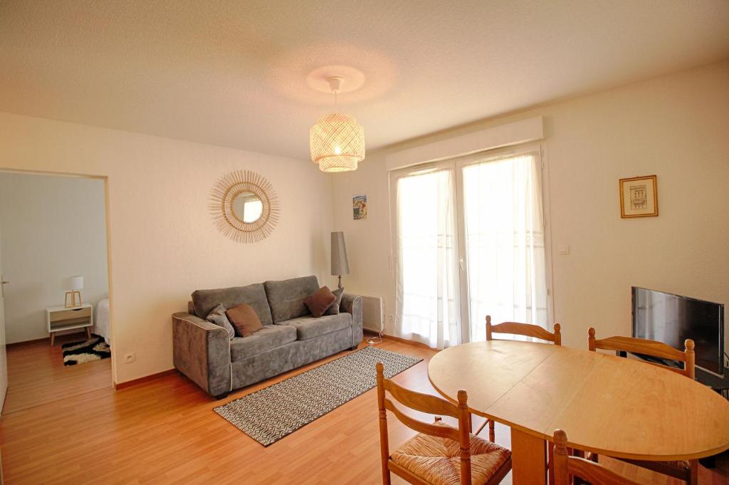 un salon avec un canapé et une table dans l'établissement Appartement Capo Rosso sanguinaires Ajaccio, à Ajaccio