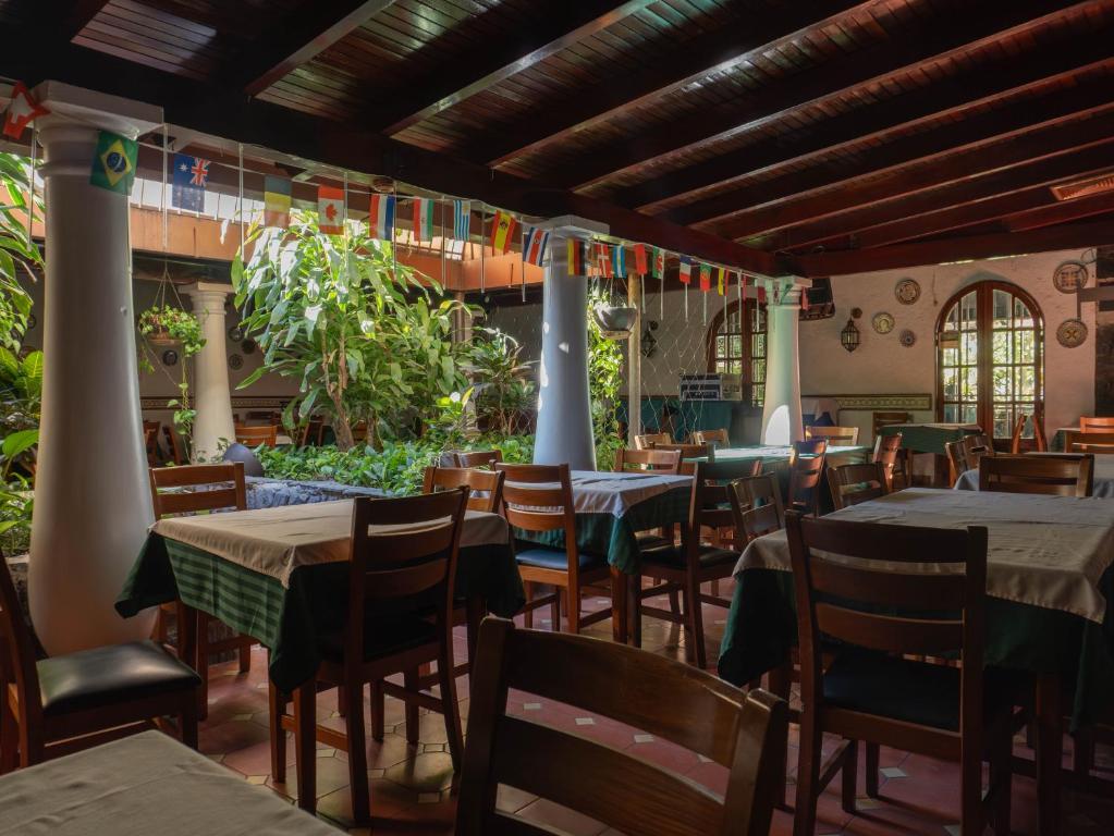 un restaurante con mesas y sillas en una habitación en Hotel El Arroyo en Caracas