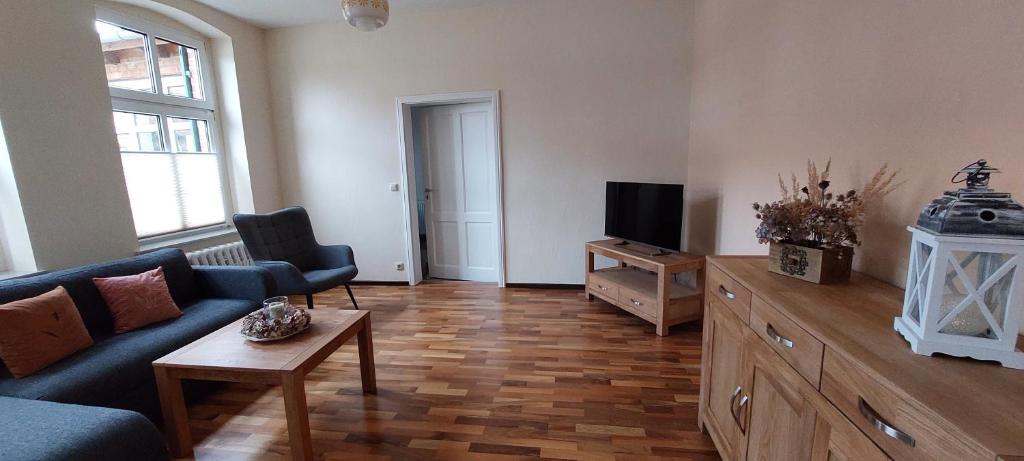 a living room with a couch and a tv at Ferienwohnung Auf der Höhe in Drüsedau