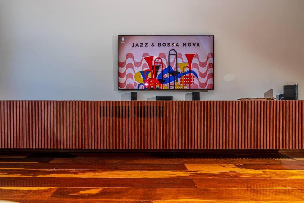 a projection screen on a wall in a room at Serra Loft Premium in Teresópolis
