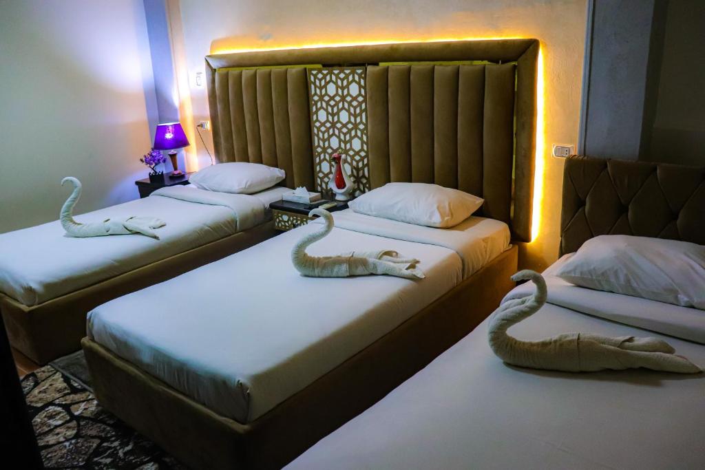 Postel nebo postele na pokoji v ubytování Golden Pyramids Inn