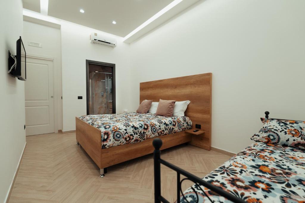 1 dormitorio con 2 camas en una habitación en B&B Mirò Luxury aeroporto capodichino Napoli en Nápoles