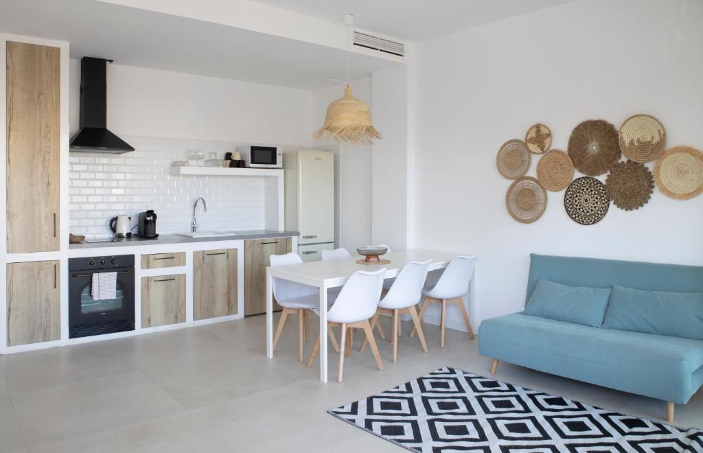 una cucina e un soggiorno con tavolo e sedie di Apartamento Maria Benlliure a Bellreguart