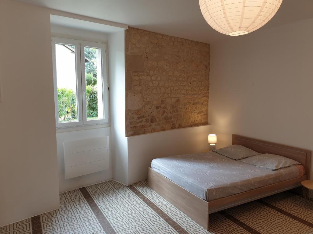 - une chambre avec un lit et une fenêtre dans l'établissement Ma Location Saisonnière, à Chasseneuil-du-Poitou