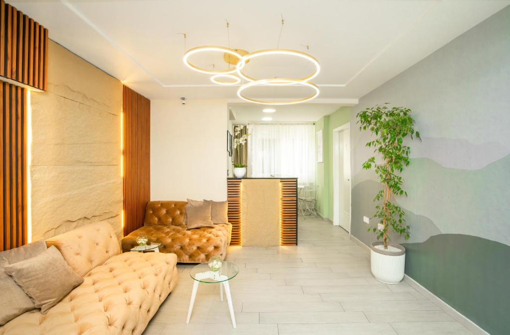 sala de estar con sofá y mesa en 7 Hills Suites en Podgorica