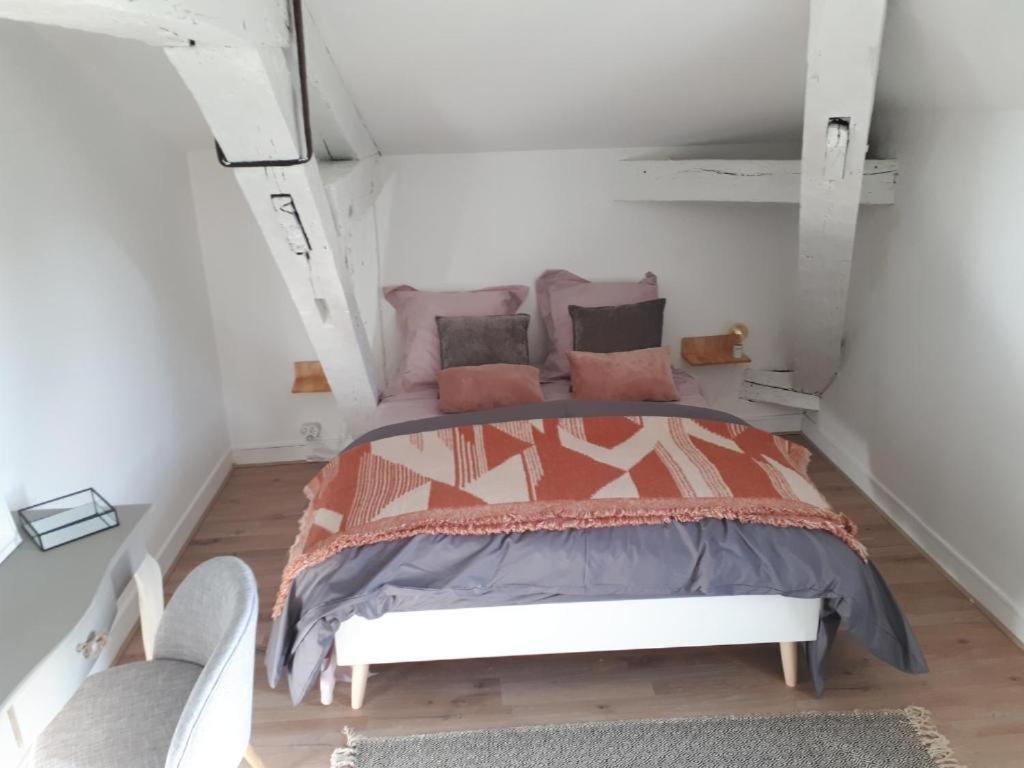 1 dormitorio con 1 cama en una habitación blanca en ALEIDA, en La Rochelle
