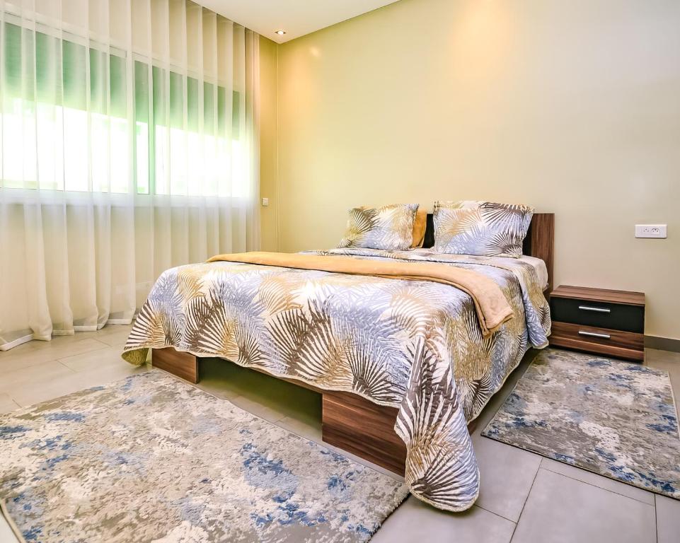 Postel nebo postele na pokoji v ubytování Cozy Central - Gym & Spa Srvcs