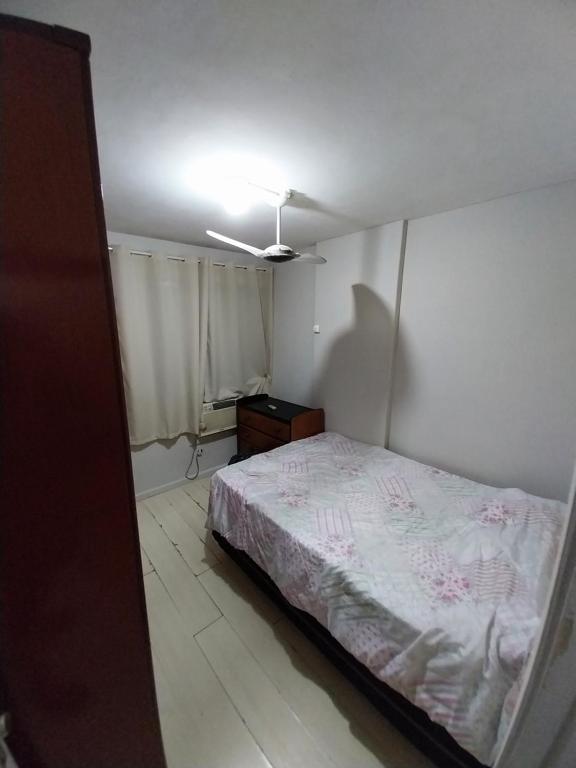 里約熱內盧的住宿－Edifício Estácio de Sá，一间卧室配有一张床和吊扇