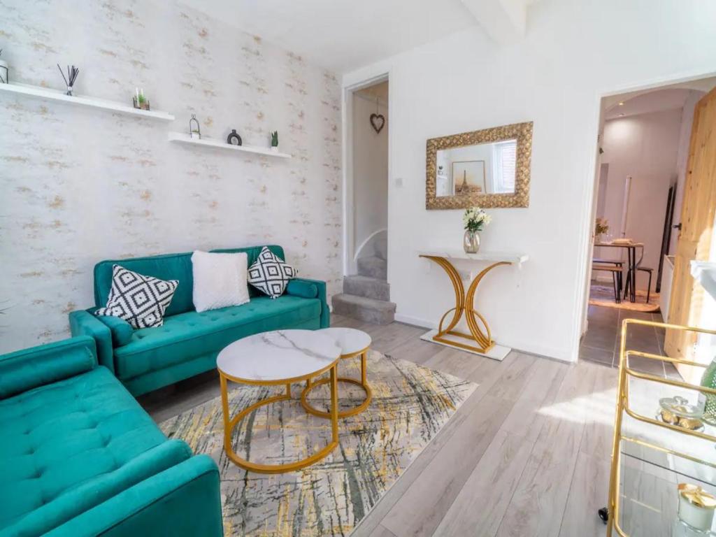 uma sala de estar com um sofá verde e uma mesa em Pass the Keys Elegant Home with free Parking em Nottingham