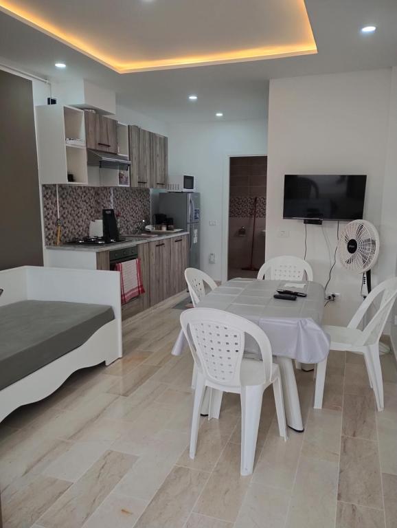 uma sala de estar com mesa e cadeiras e uma cozinha em Appartement Les Cyclamens Hammam Lif Tunisie em Hammam-Lif
